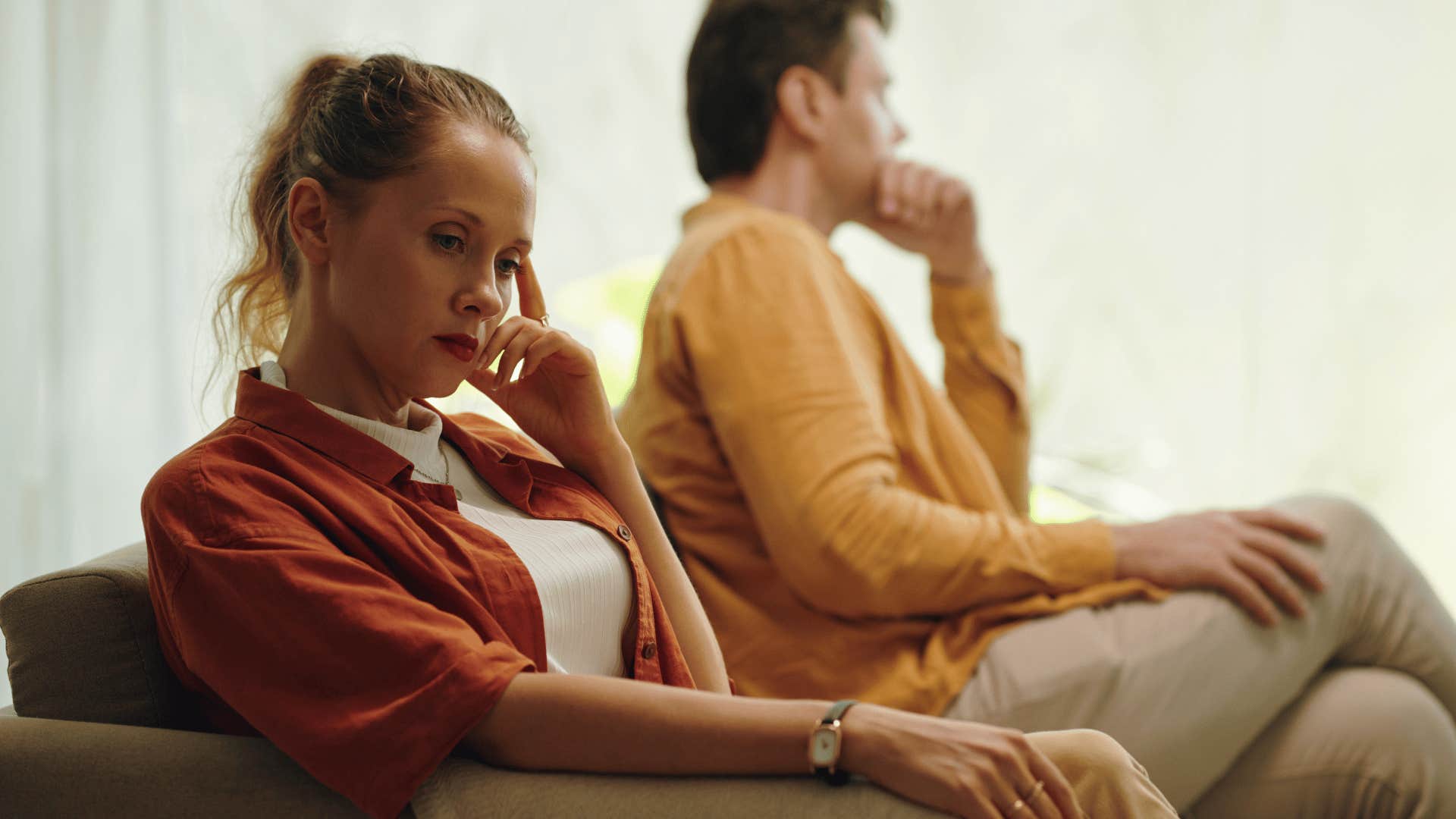 man who isn't willing to say he's sorry with his girlfriend