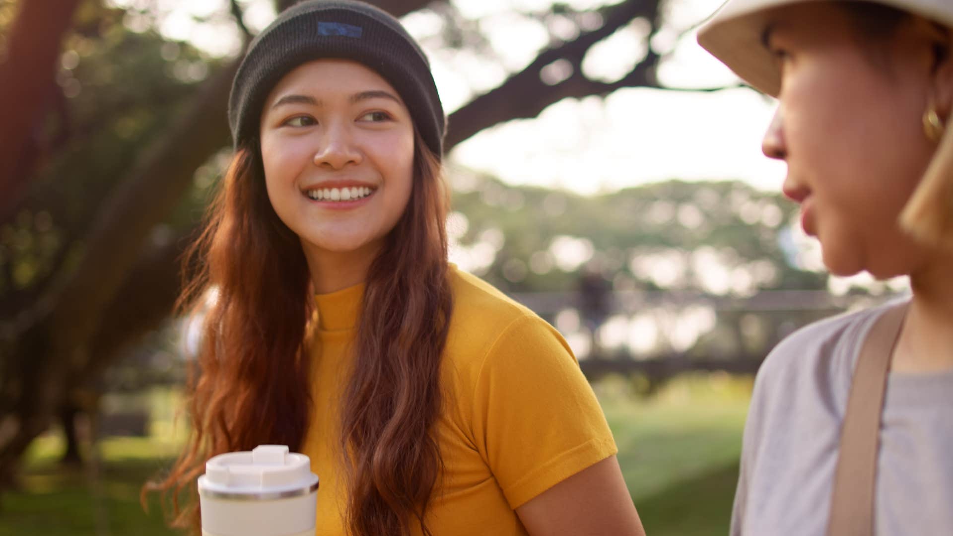 woman talking to friend telling her I don't let everyone close