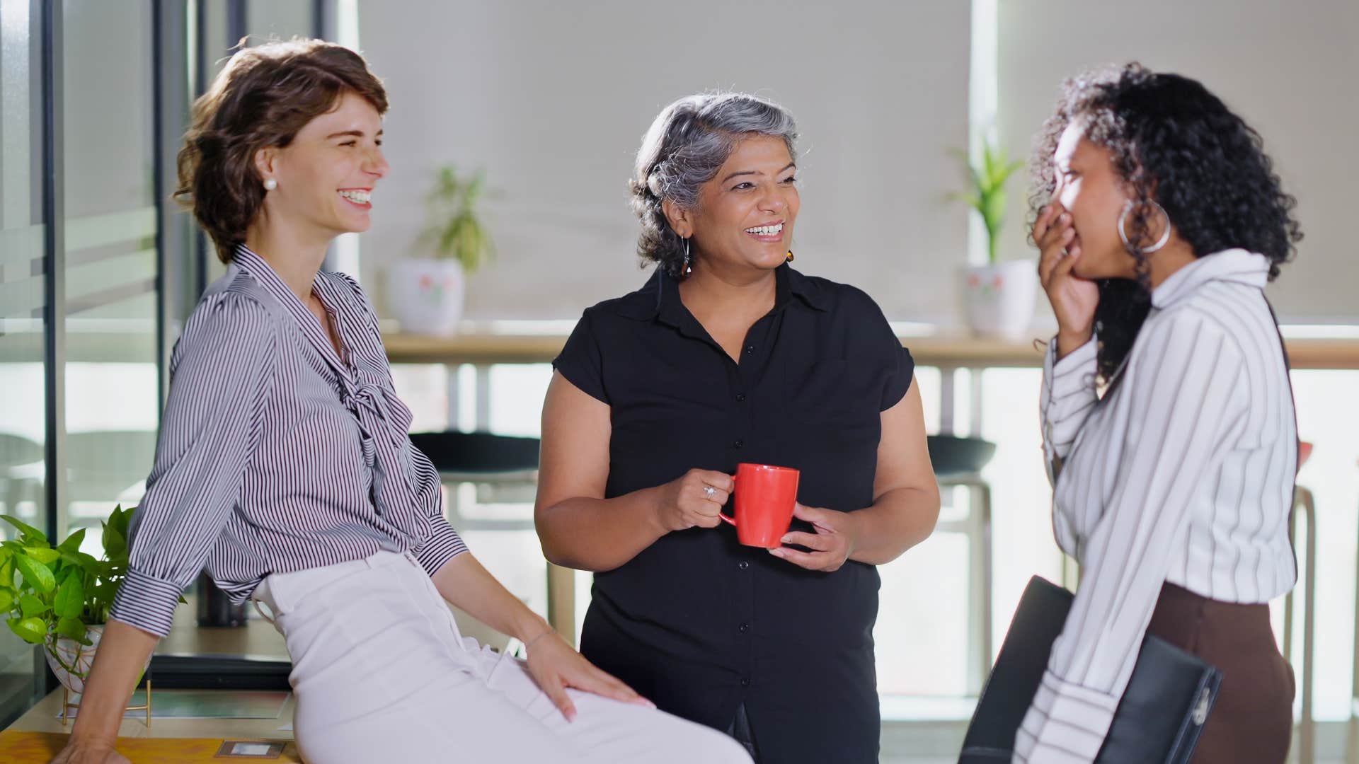 Leader talks with happy colleagues showing habit of gratitude