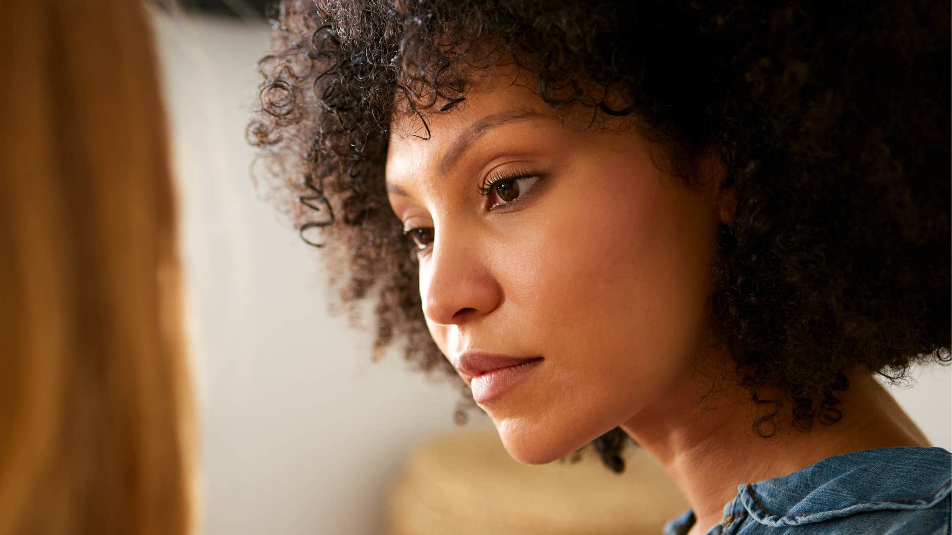 introverted woman who doesn't follow trends talking to a friend