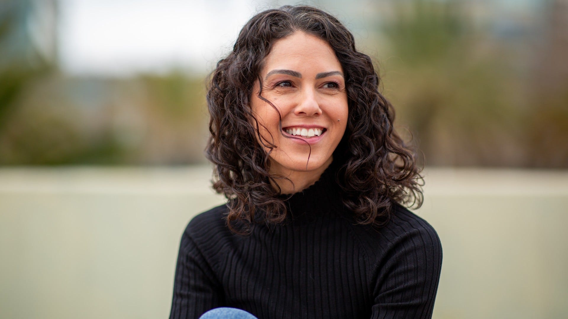 woman whose parents let her figure things out on her own as she adapts quickly when plans change