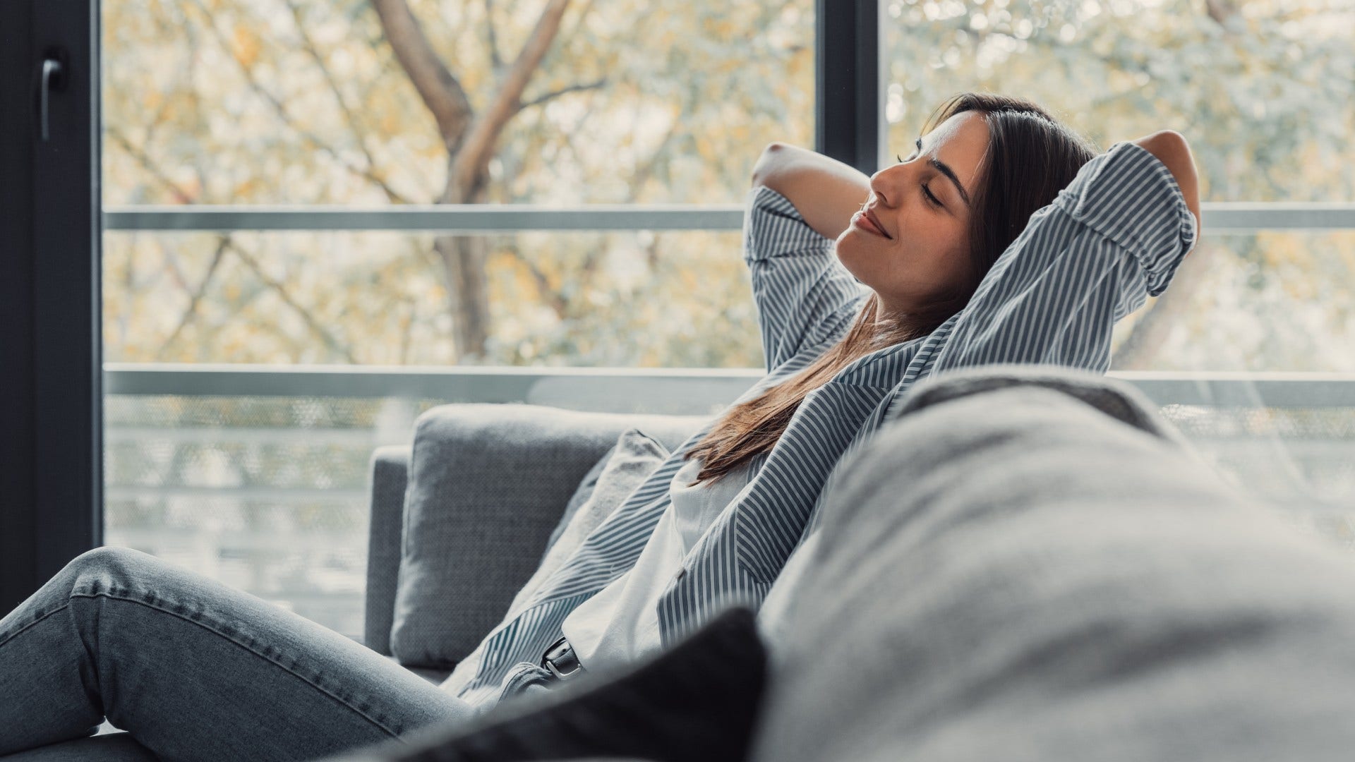 woman whose parents let her figure things out on her own as she stays calm when something goes wrong