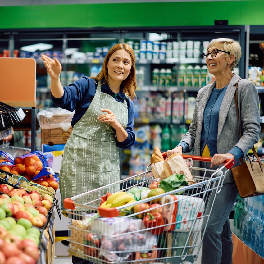 woman connecting with stranger at grocery store has better mental health