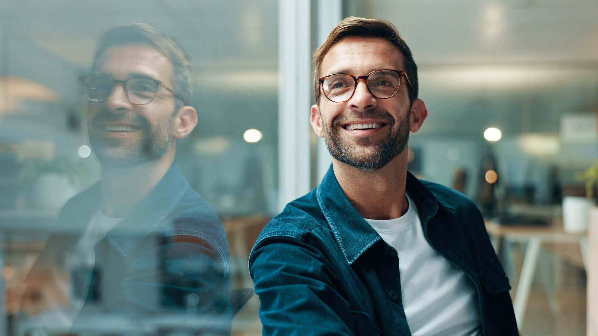 smiling man who doesn't keep score in his friendships