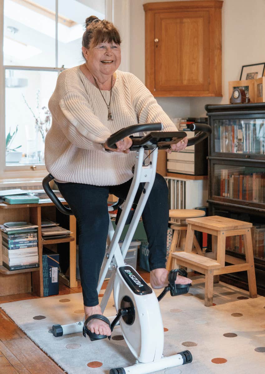 middle age woman exercising regularly to ease common menopause symptoms