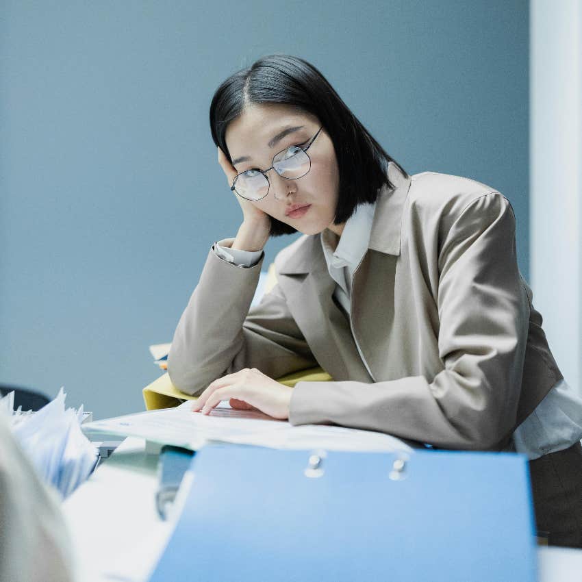 worker suffering from the office air theory