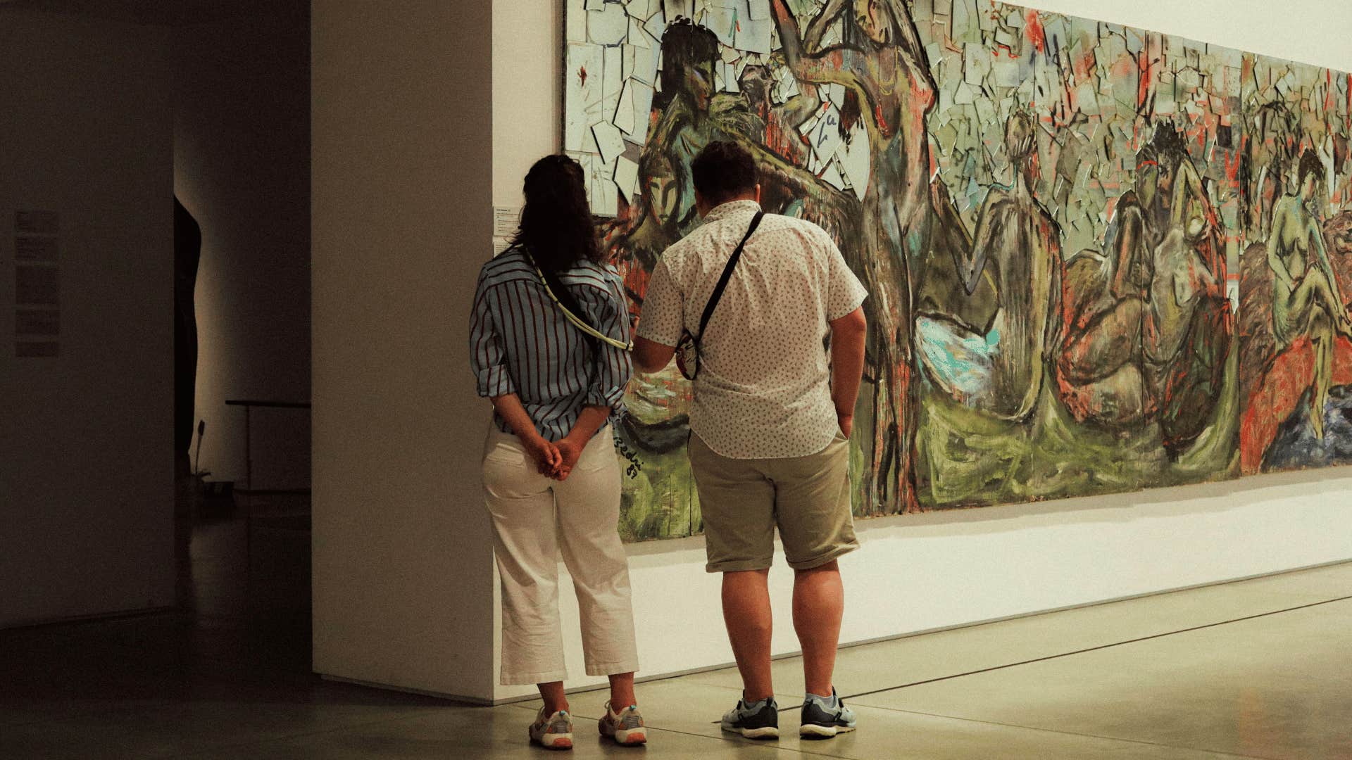 older couple at museum sparking curiosity as habit to feel younger