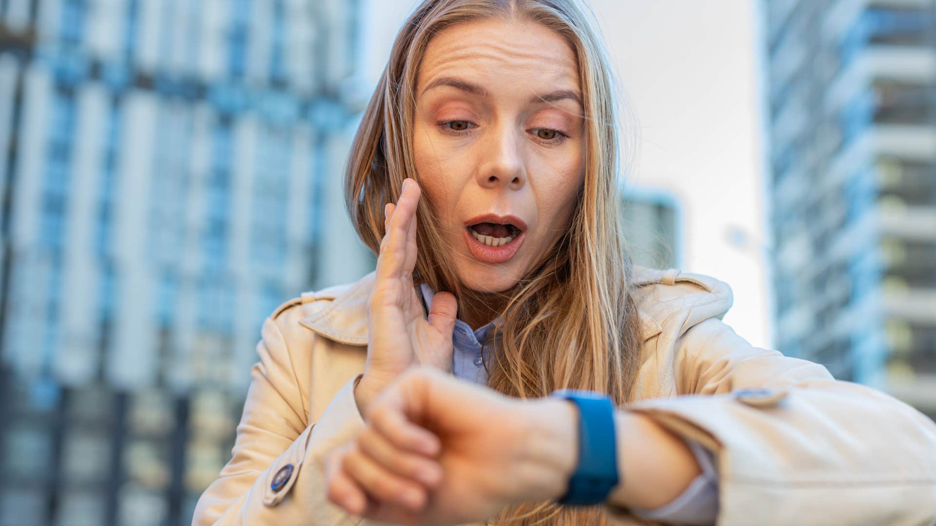 woman who reads text messages and forgets to respond as lateness isn't a relationship thing