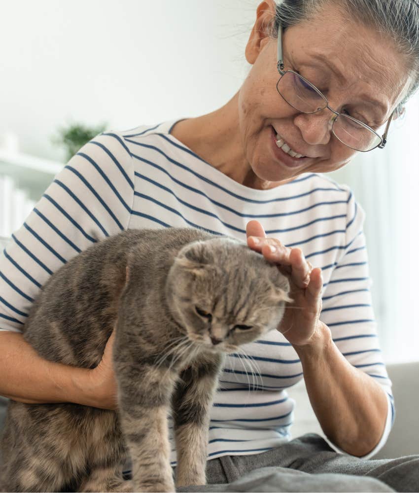 older person with feline friend showing way to help when lonely