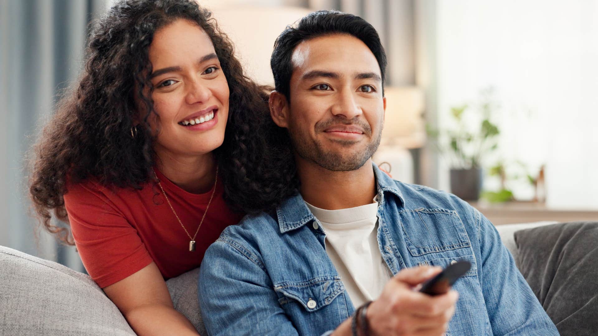 smiling couple rewatching the real housewives on television