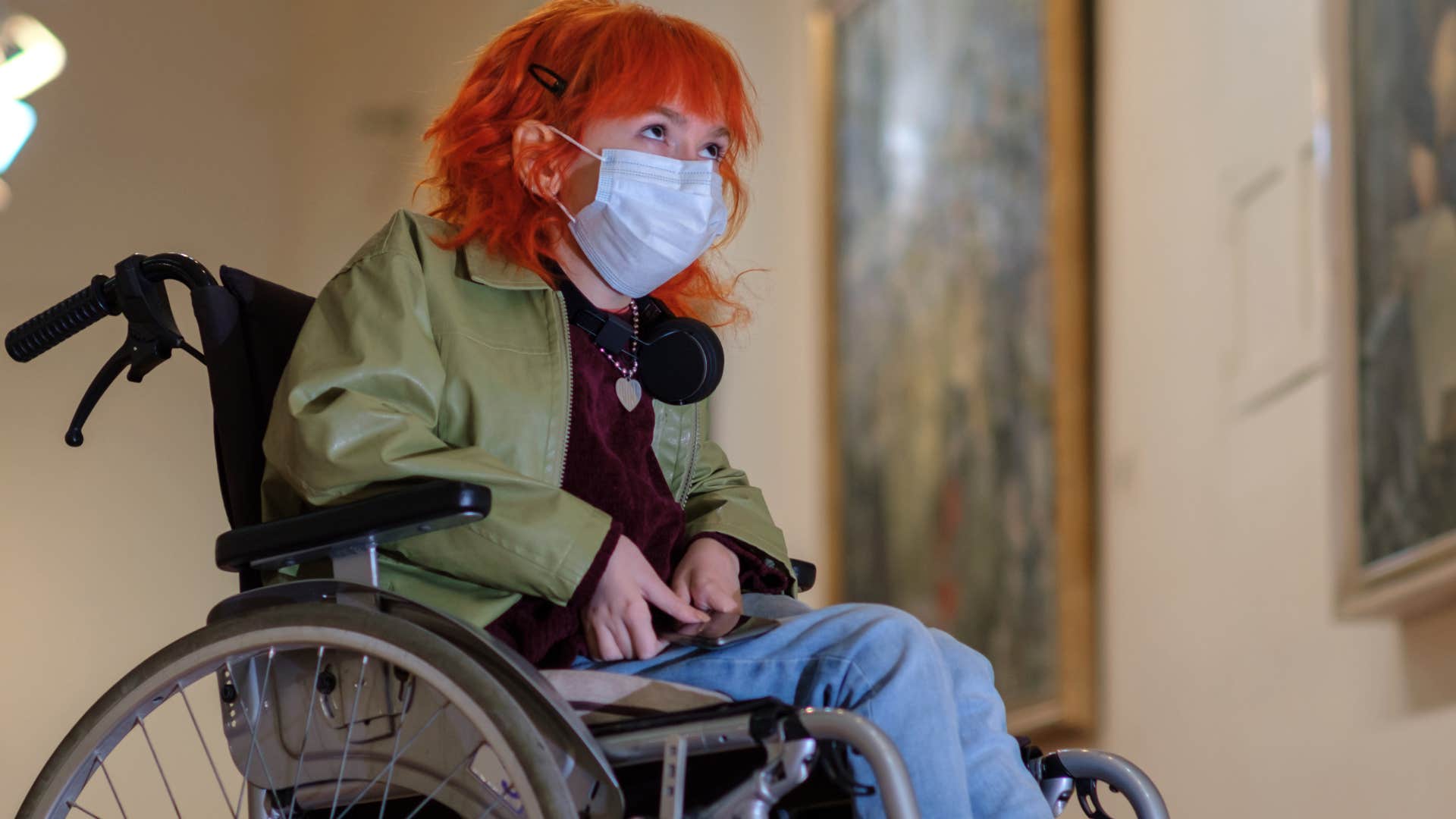 woman with dyed hair who appreciates art and culture in a museum