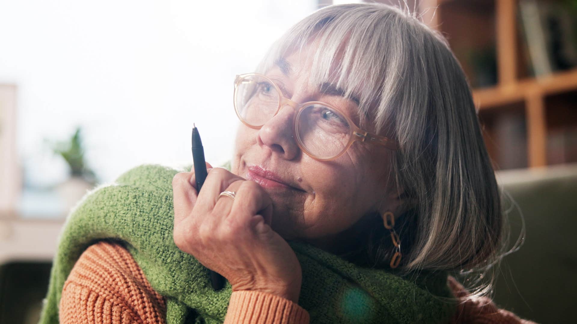 Woman who notices patterns and hates daylight saving time