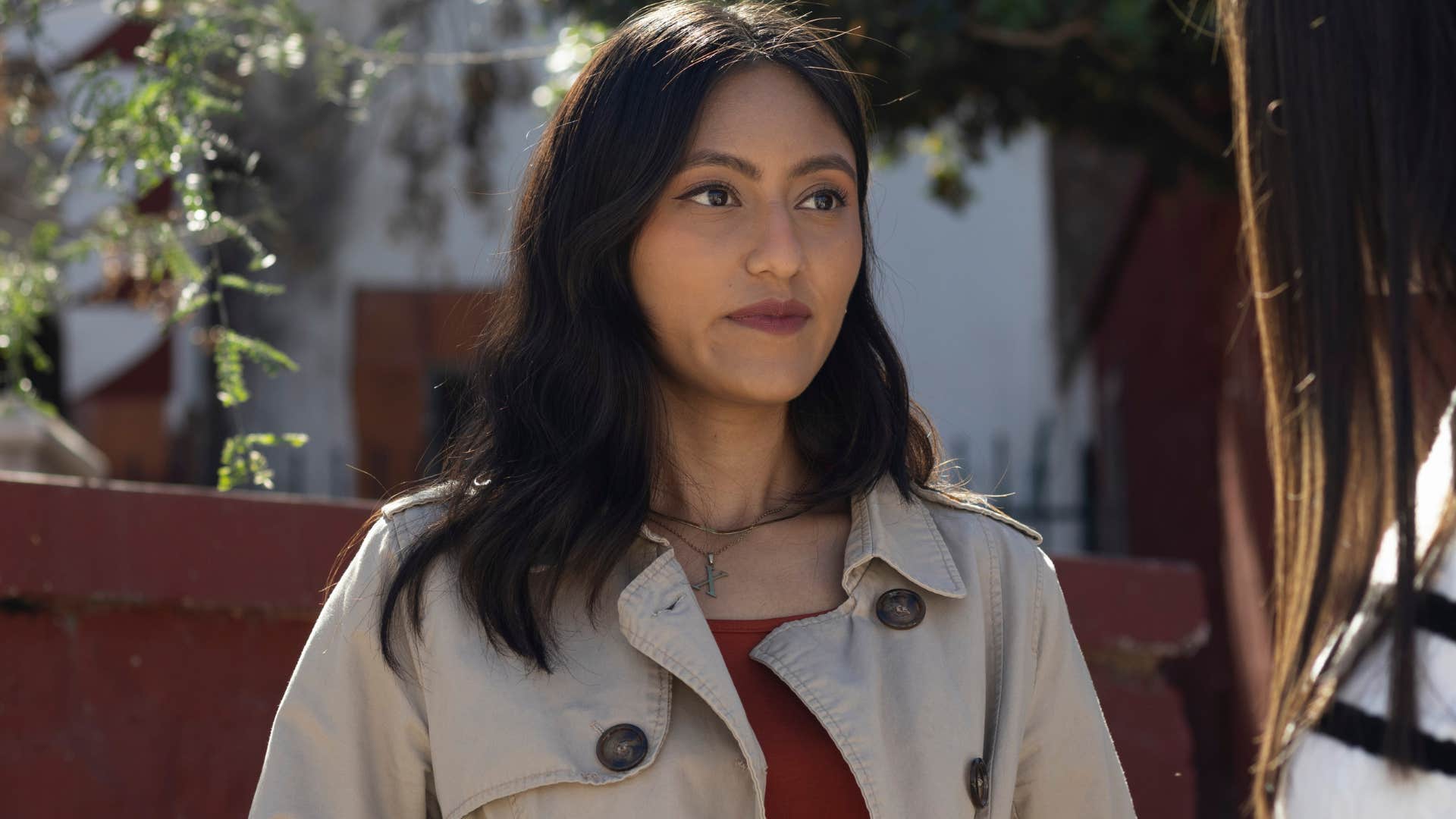 observant woman talking to a friend