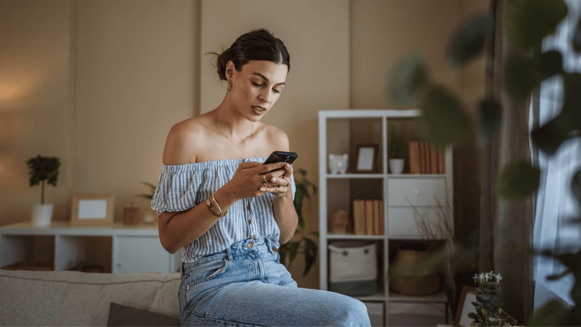 woman who maintains long friendships by staying in touch