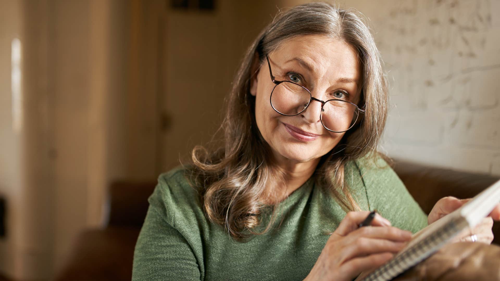 happy person makes gratitude list