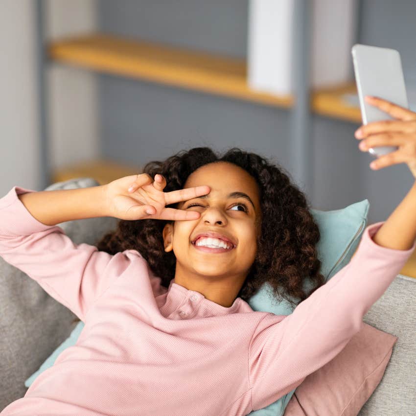 teen taking selfie posting constantly linked to mental health issues 