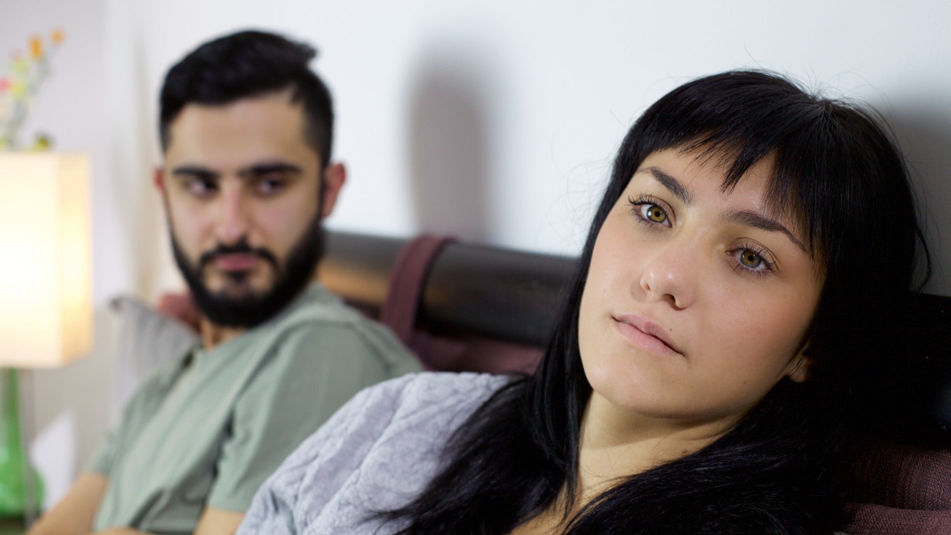 man who is doing too much by always initiating meaningful conversation with woman who does the bare minimum