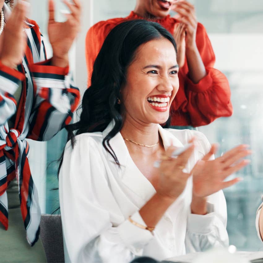 Woman who celebrates people from a genuine place