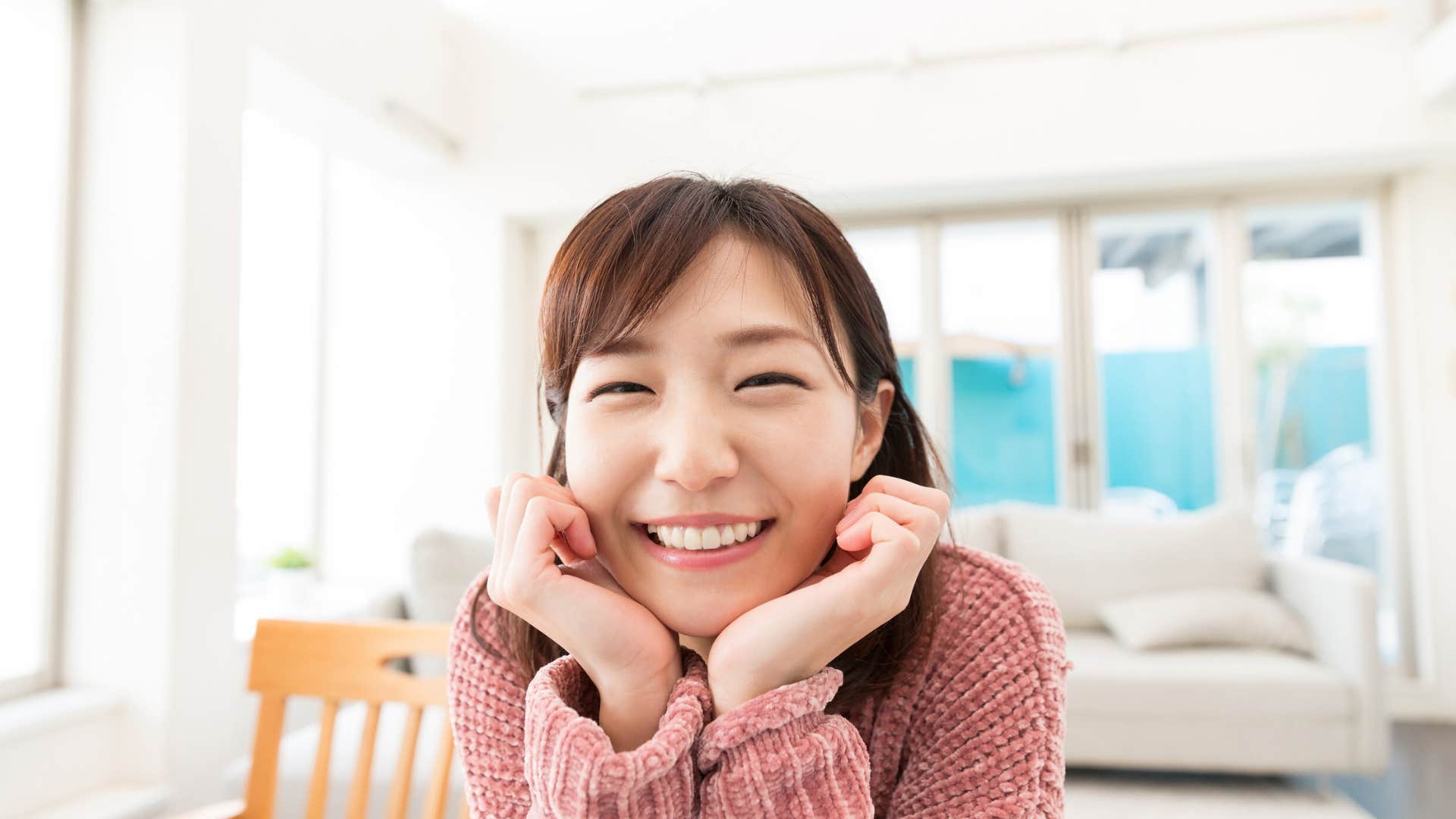 things a woman will do when she likes you but is trying not to show it refusing to make eye contact