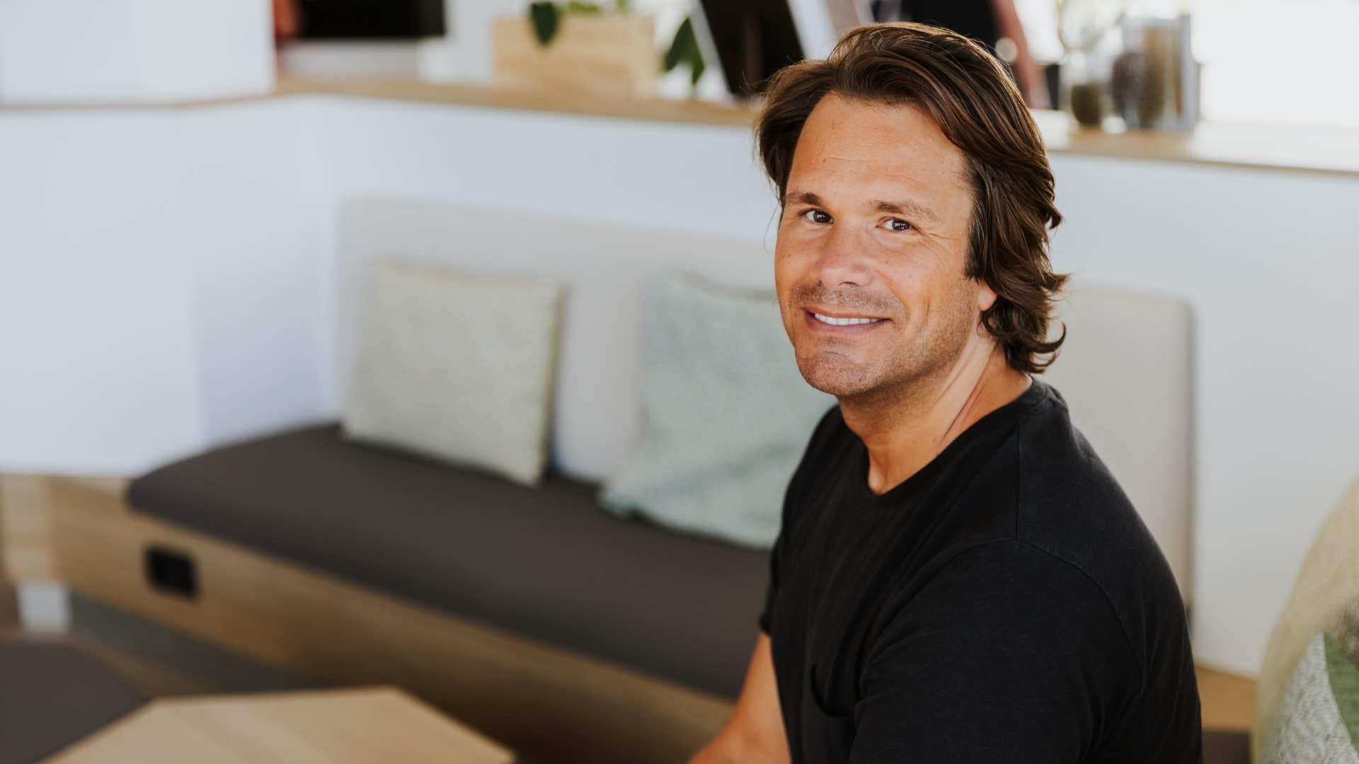 man who is emotionqlly secure supporting partner's independence