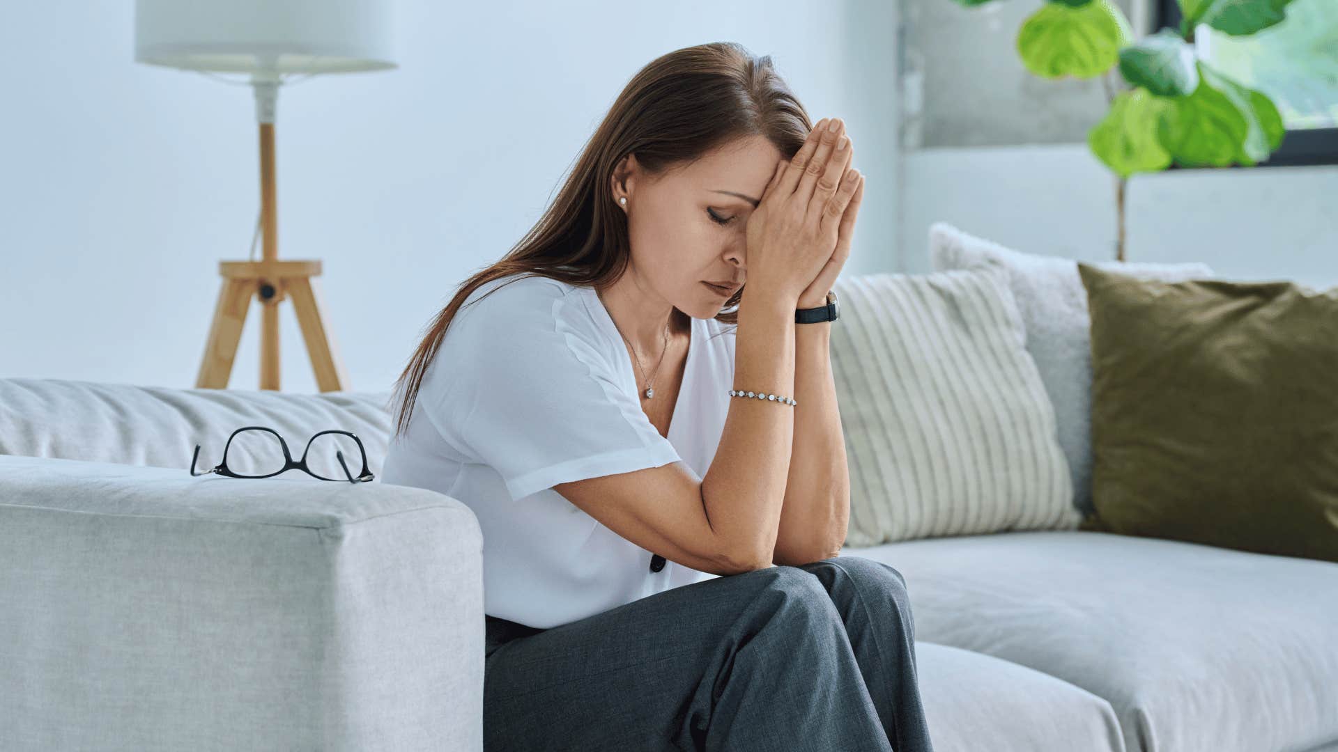 woman who struggles to maintain close friendships as she says i'm bad at keeping in touch