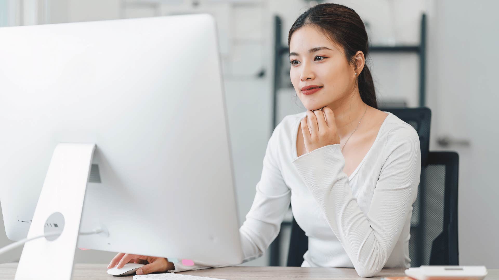 woman who keeps seeing the same piece of advice show up as it seems like a coincidence but isn't