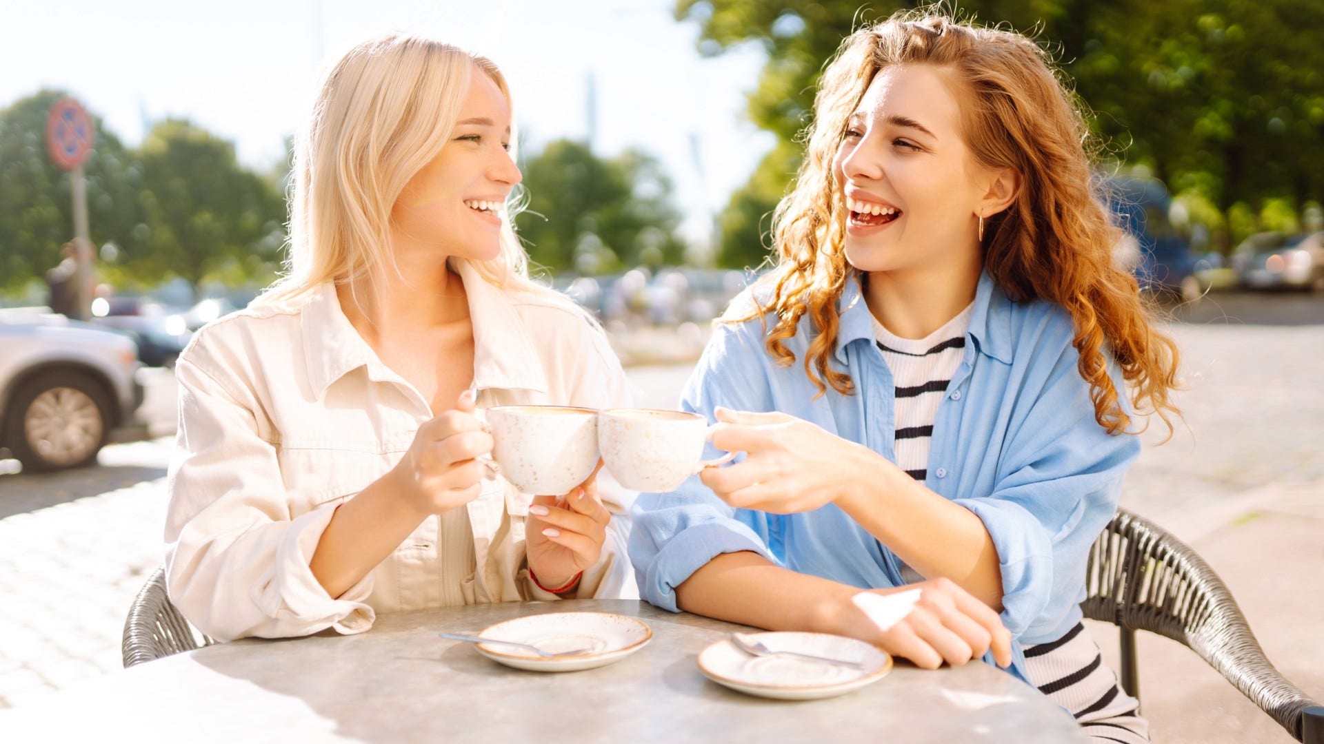 emotionally intelligent woman making conversation effortless by matching tone and energy