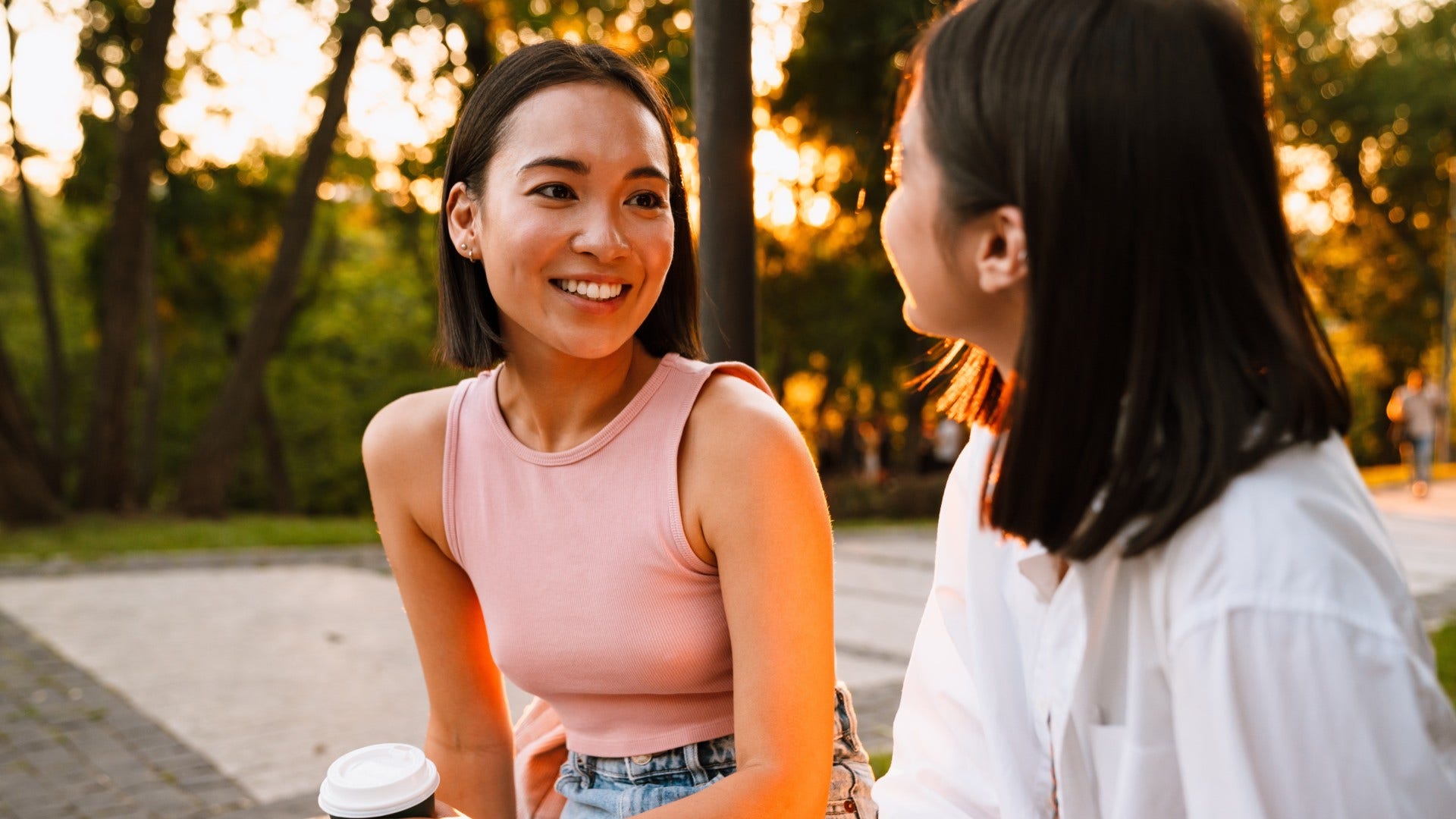 emotionally intelligent woman making conversation effortless by avoiding power plays