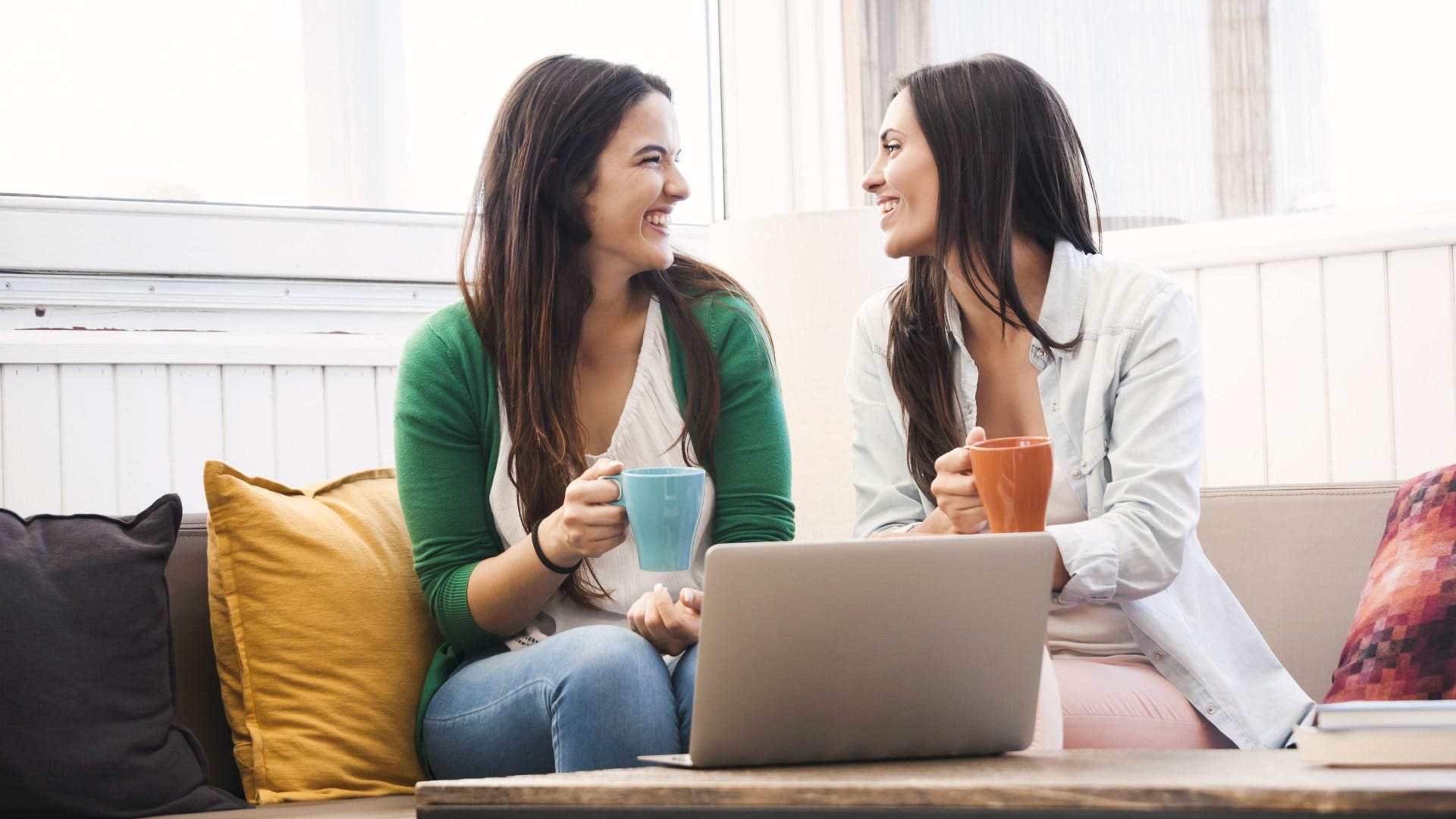 emotionally intelligent woman making conversation effortless by leaving people feel understood
