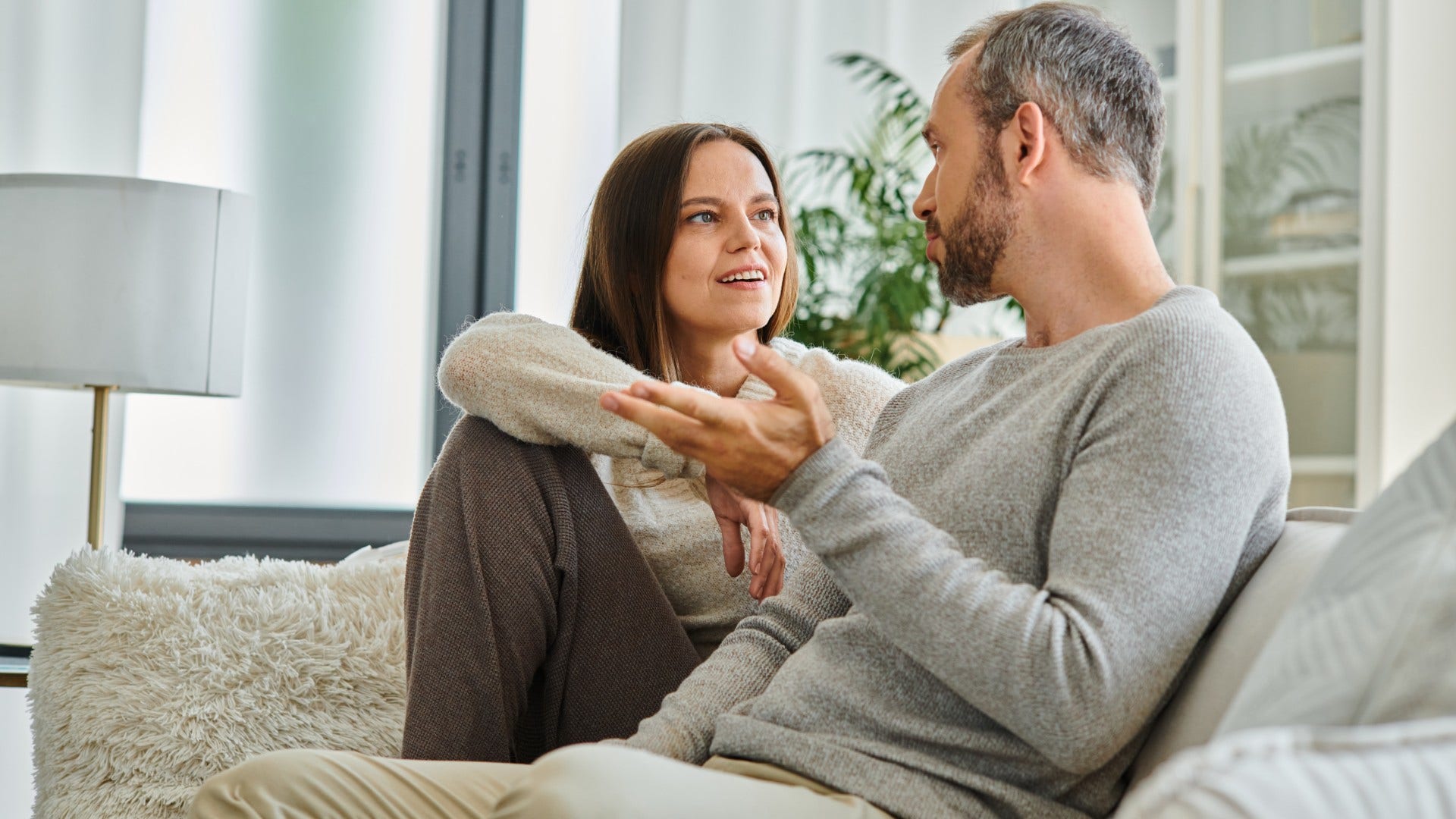 emotionally mature couple handling disagreements by avoiding toxic argument behaviors