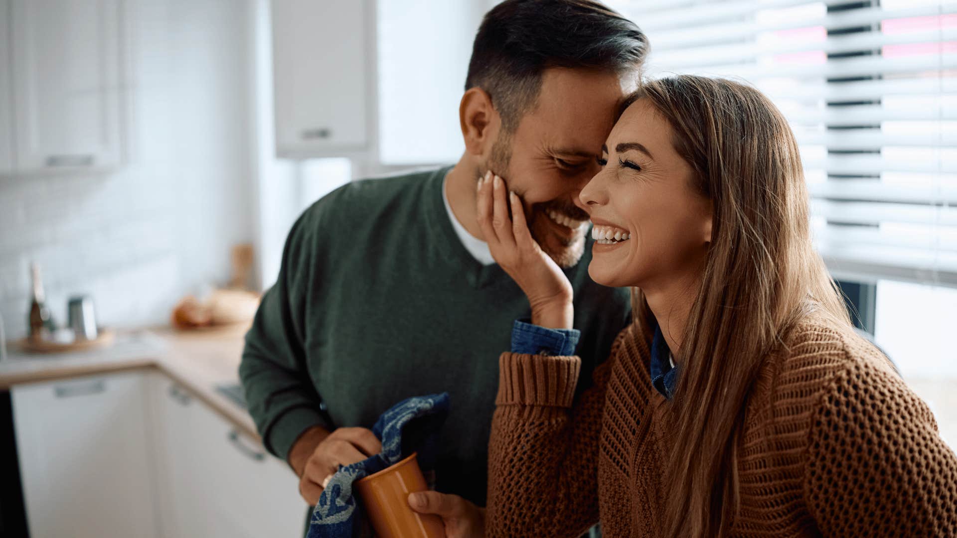 man showing woman he's deeply invested by remembering details
