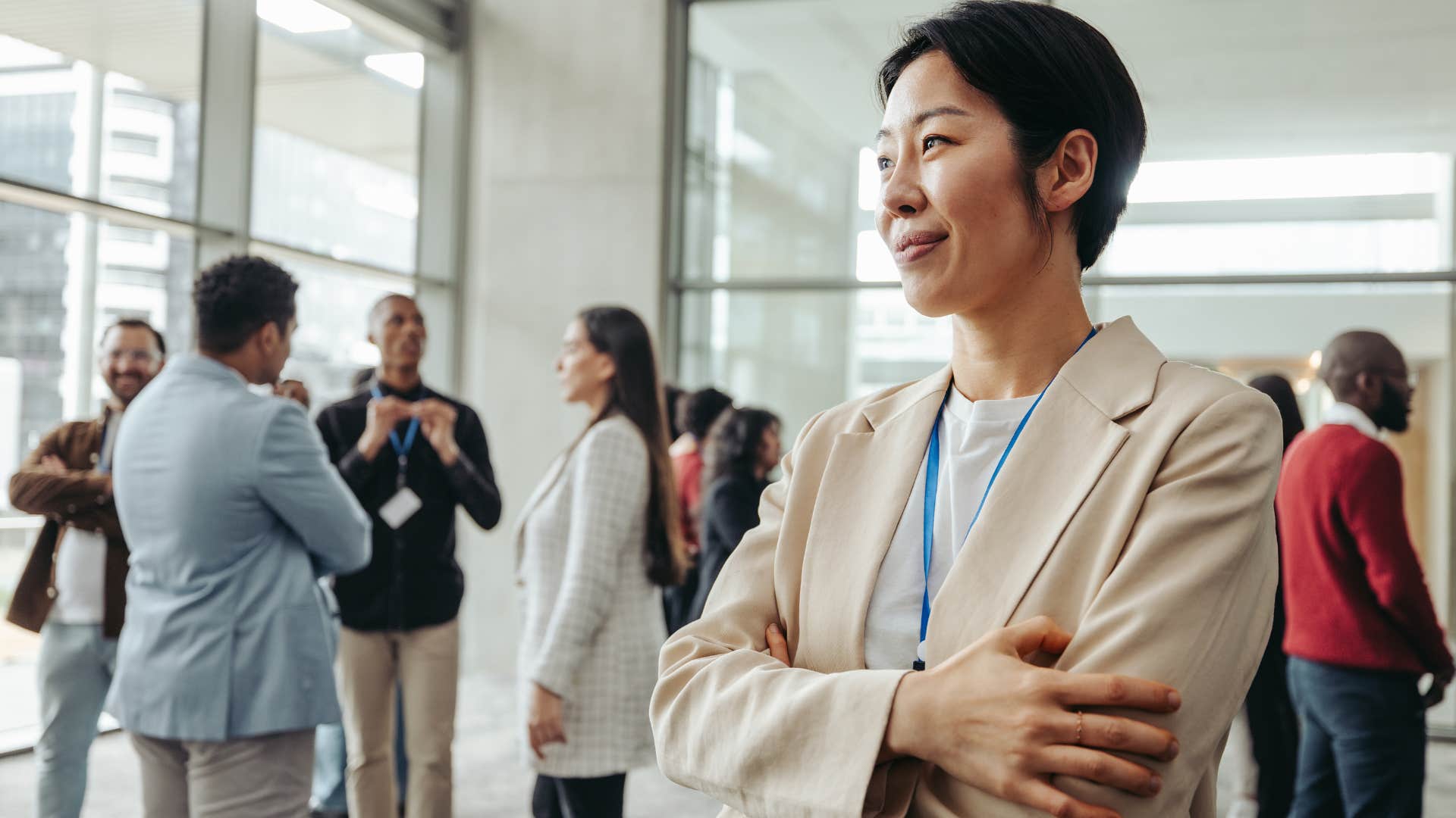 introverted woman scanning the room before engaging at work