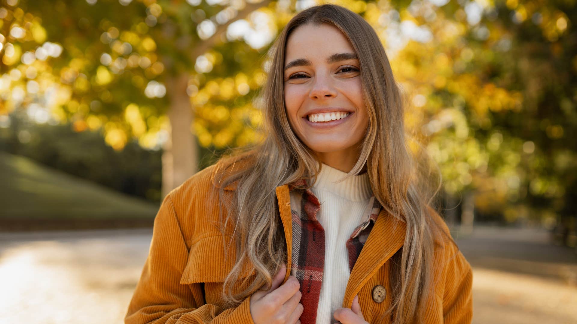 woman smiling at camera as she's a minimalist