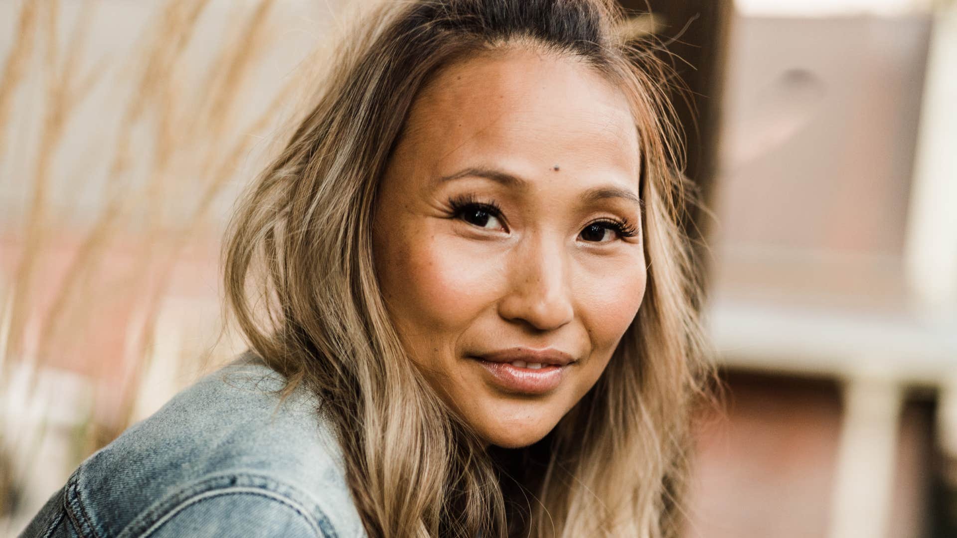 women who avoid conflict at all costs usually have these frustrating habits they deflect during stressful conversations