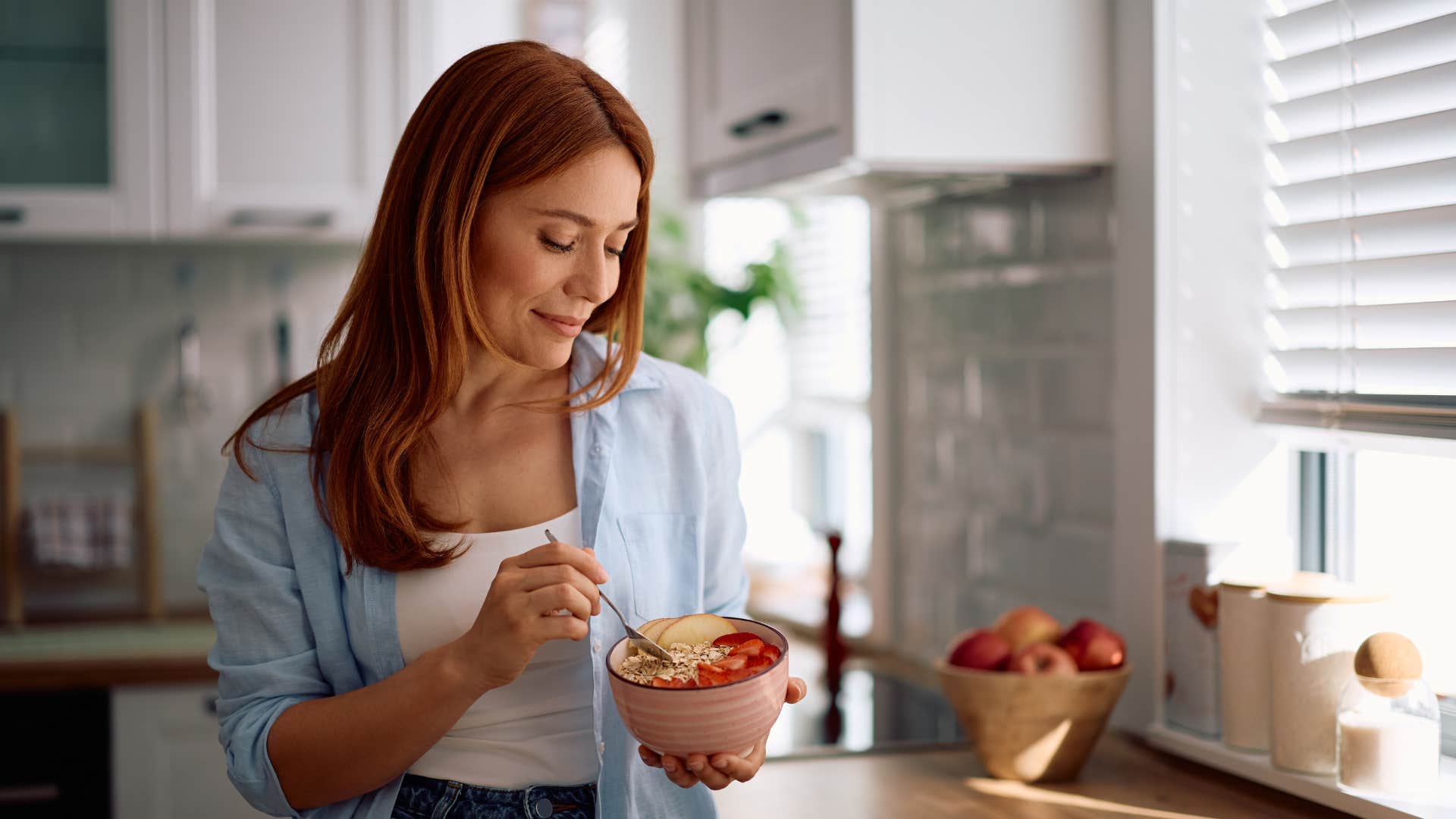 consistent woman eating the same meals wearing the same outfits every week
