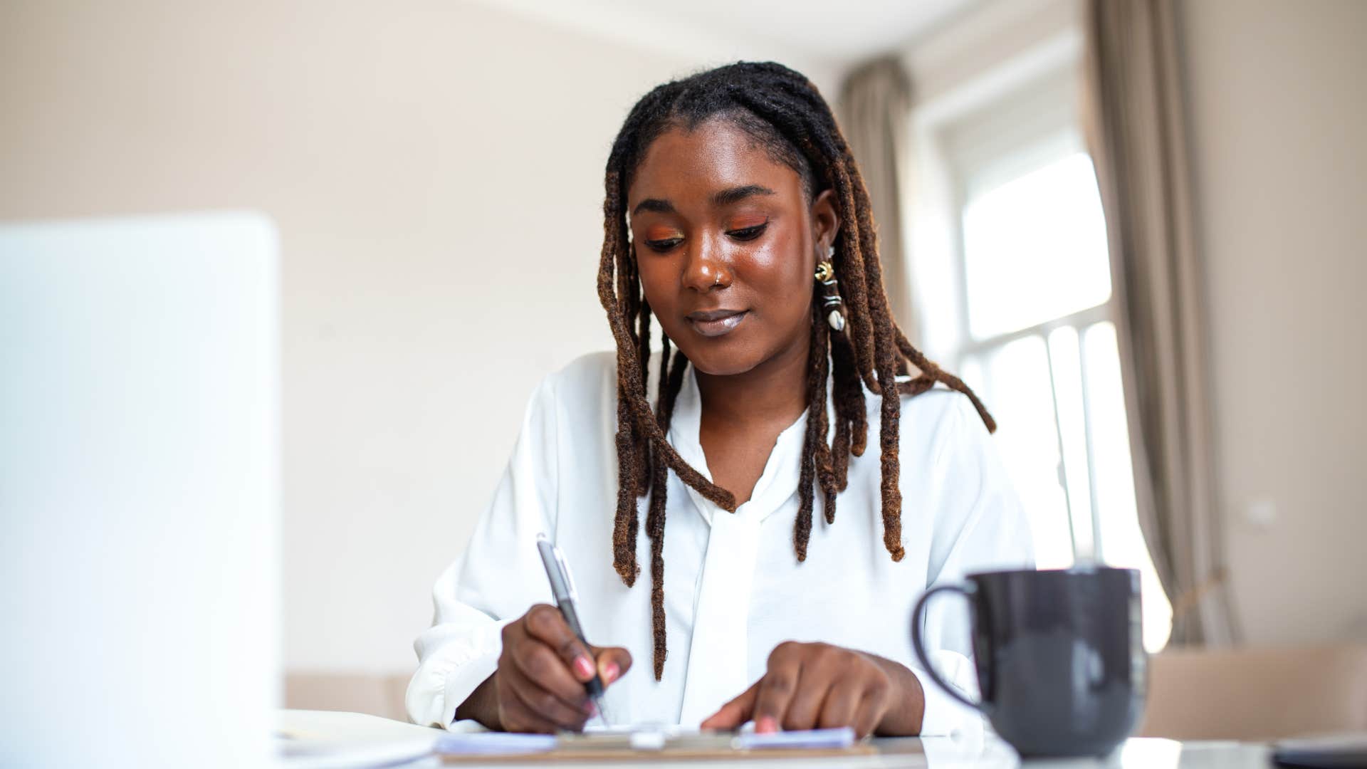 woman who wats the same meals and same outfits every week planning her week out