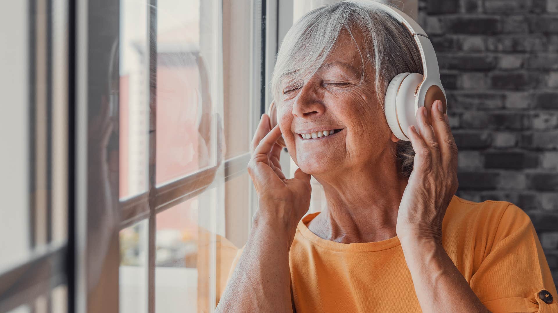 Woman who entertains themselves at home with music.