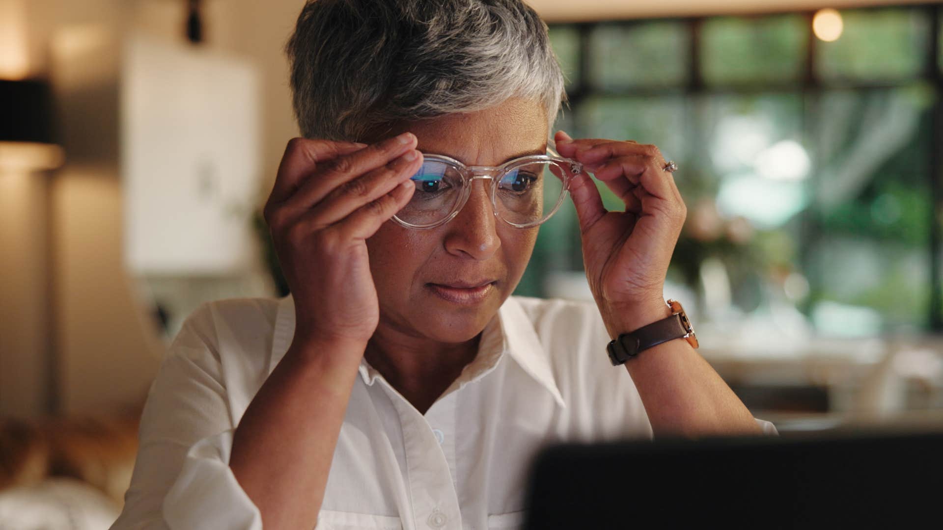 woman who procrastinates to seek control looking at a screen