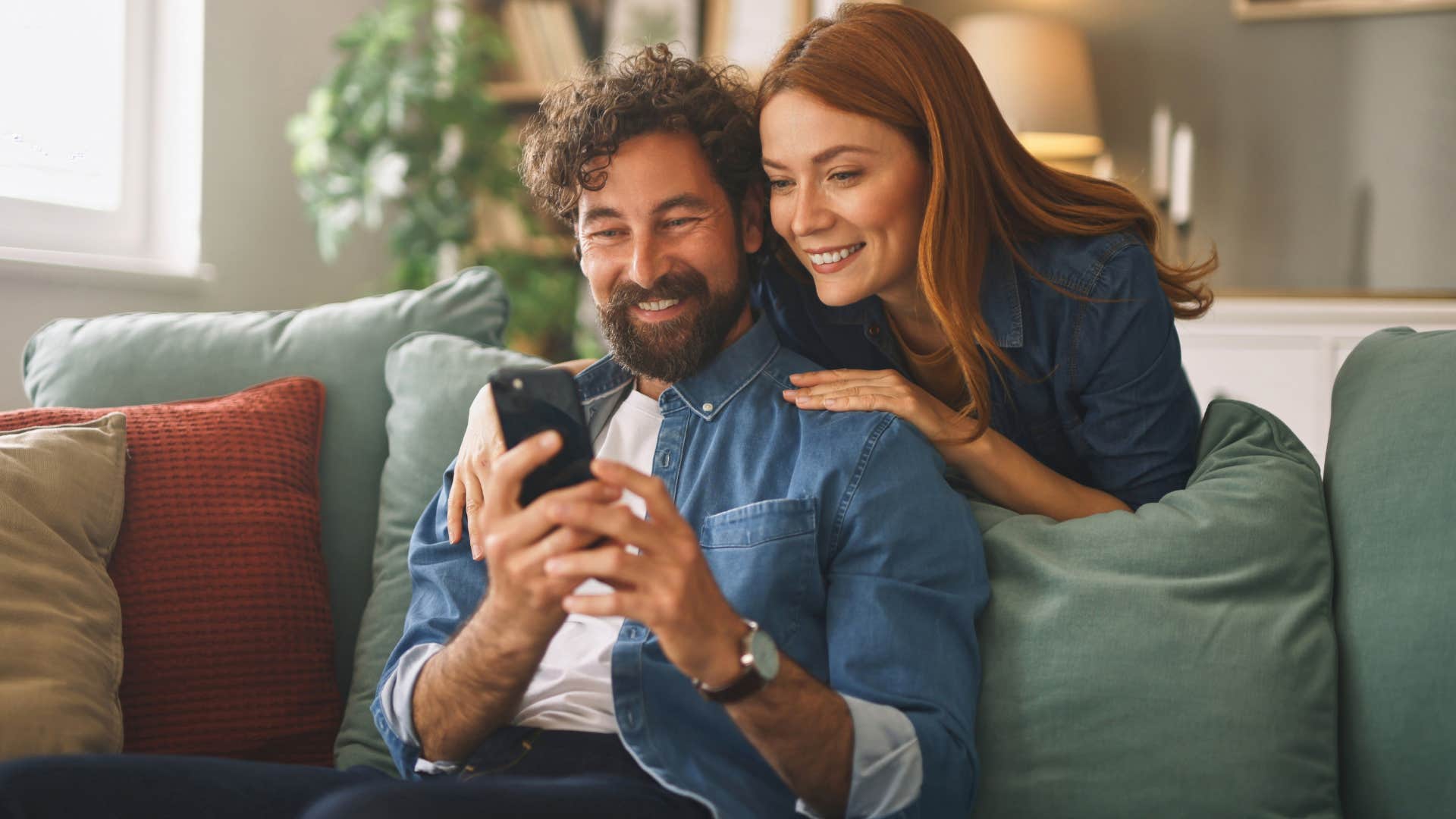Woman who refuses to keep score sitting with her partner.