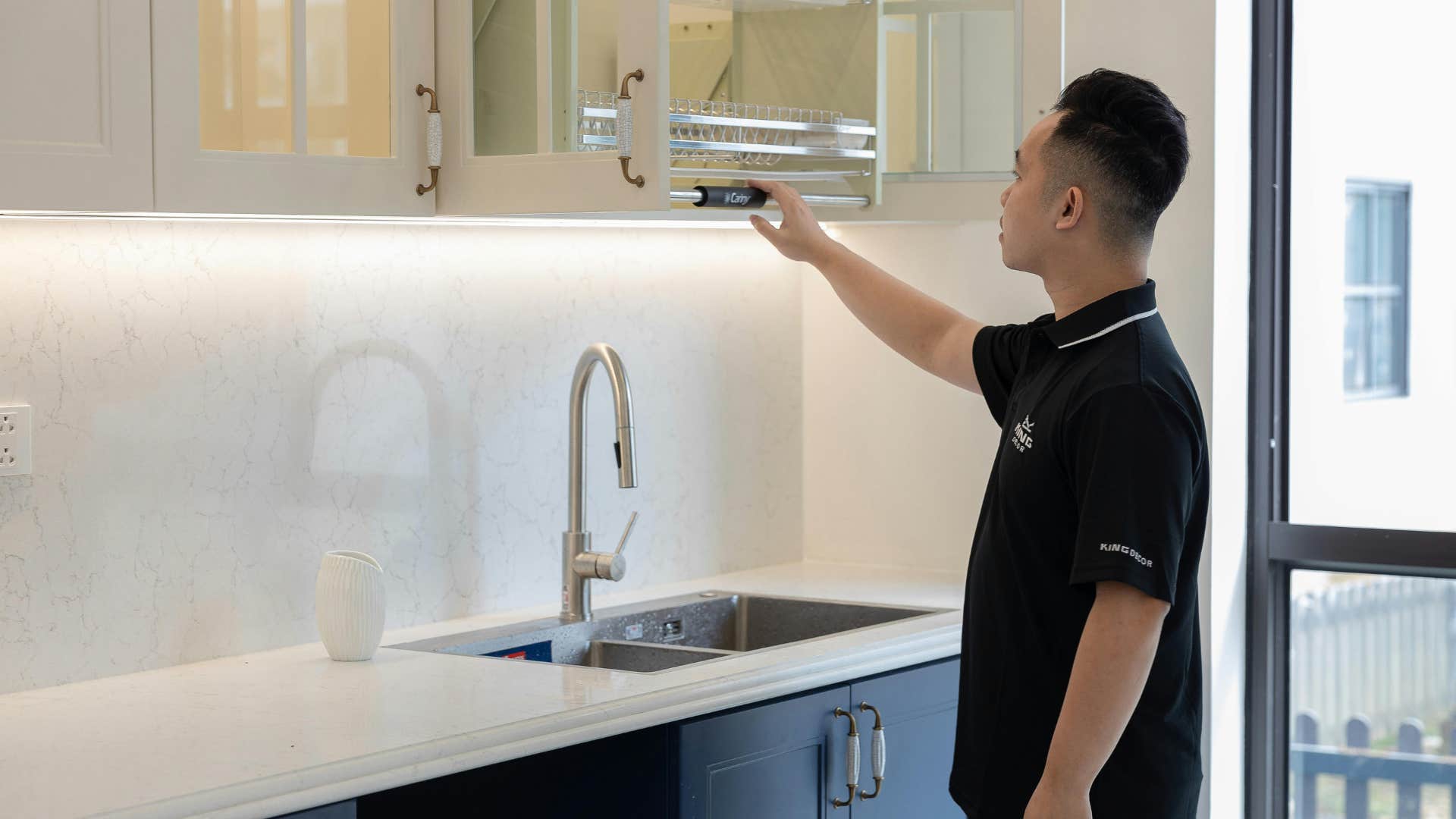 you can tell when a mans life is incredibly boring by noticing these details in his home a bare kitchen