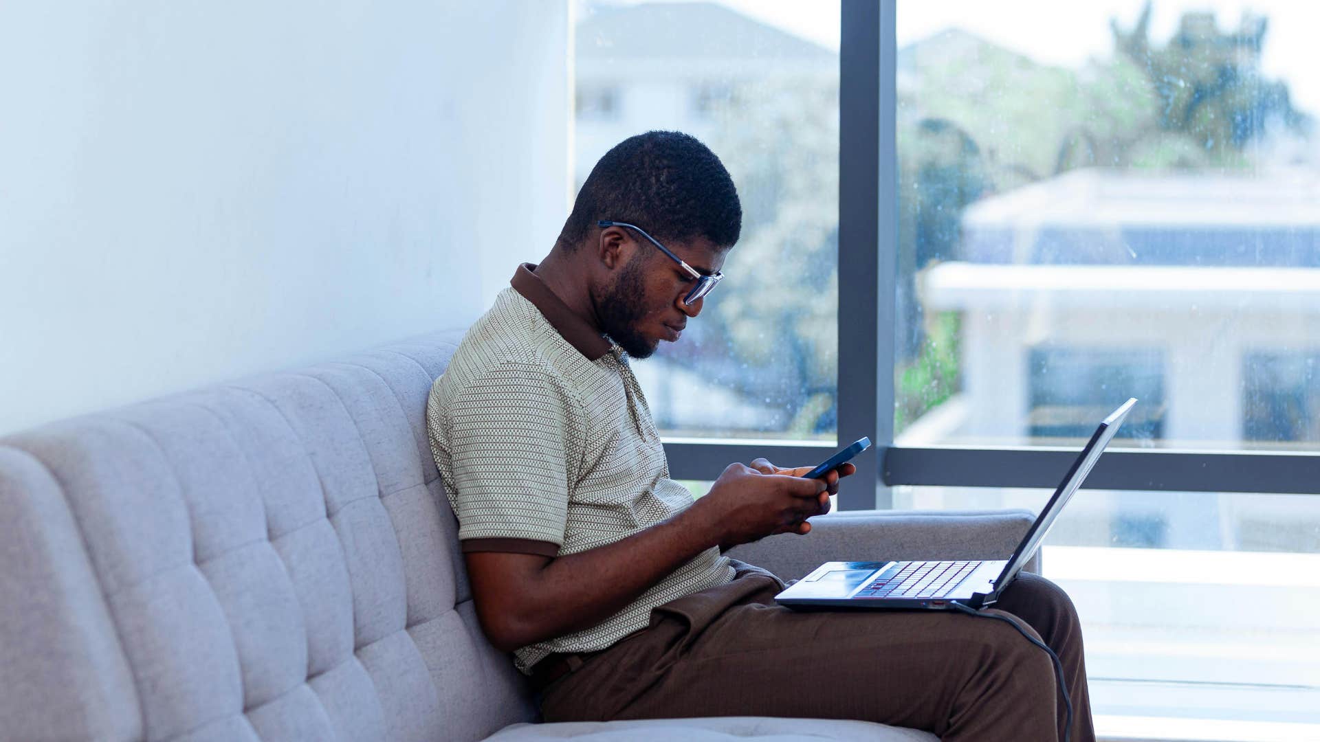 you can tell when a mans life is incredibly boring by noticing these details in his home a lack of color