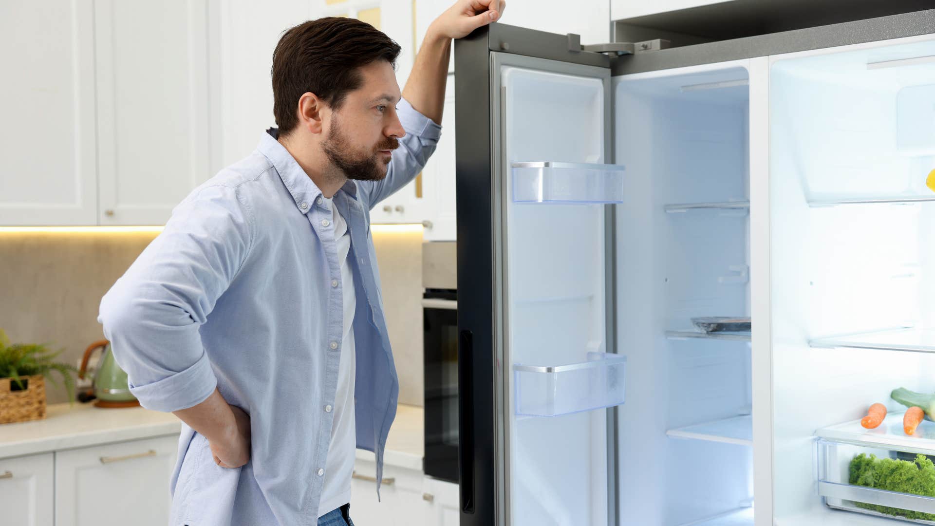 you can tell when a mans life is incredibly boring by noticing these details in his home an empty fridge