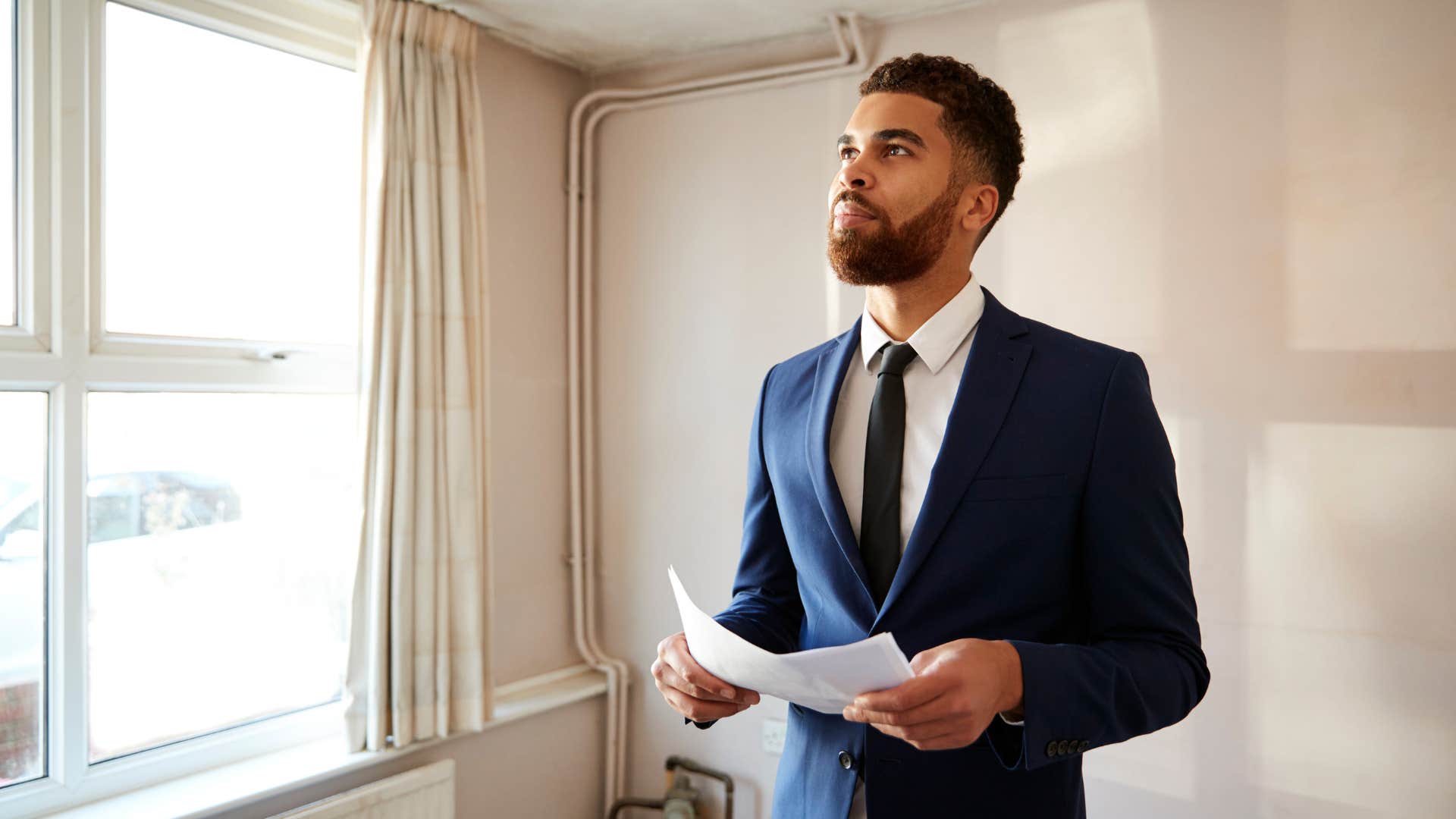 you can tell when a mans life is incredibly boring by noticing these details in his home bare walls