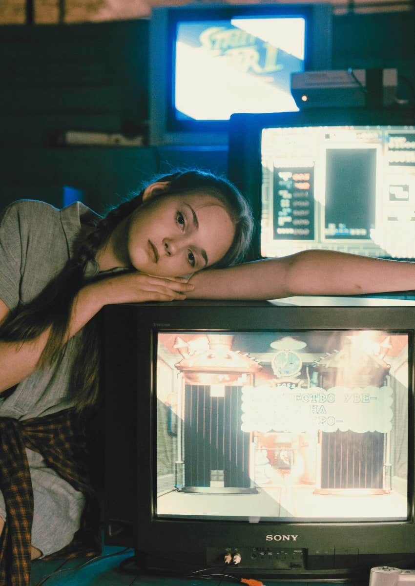 90s teen girl leaning on tv set