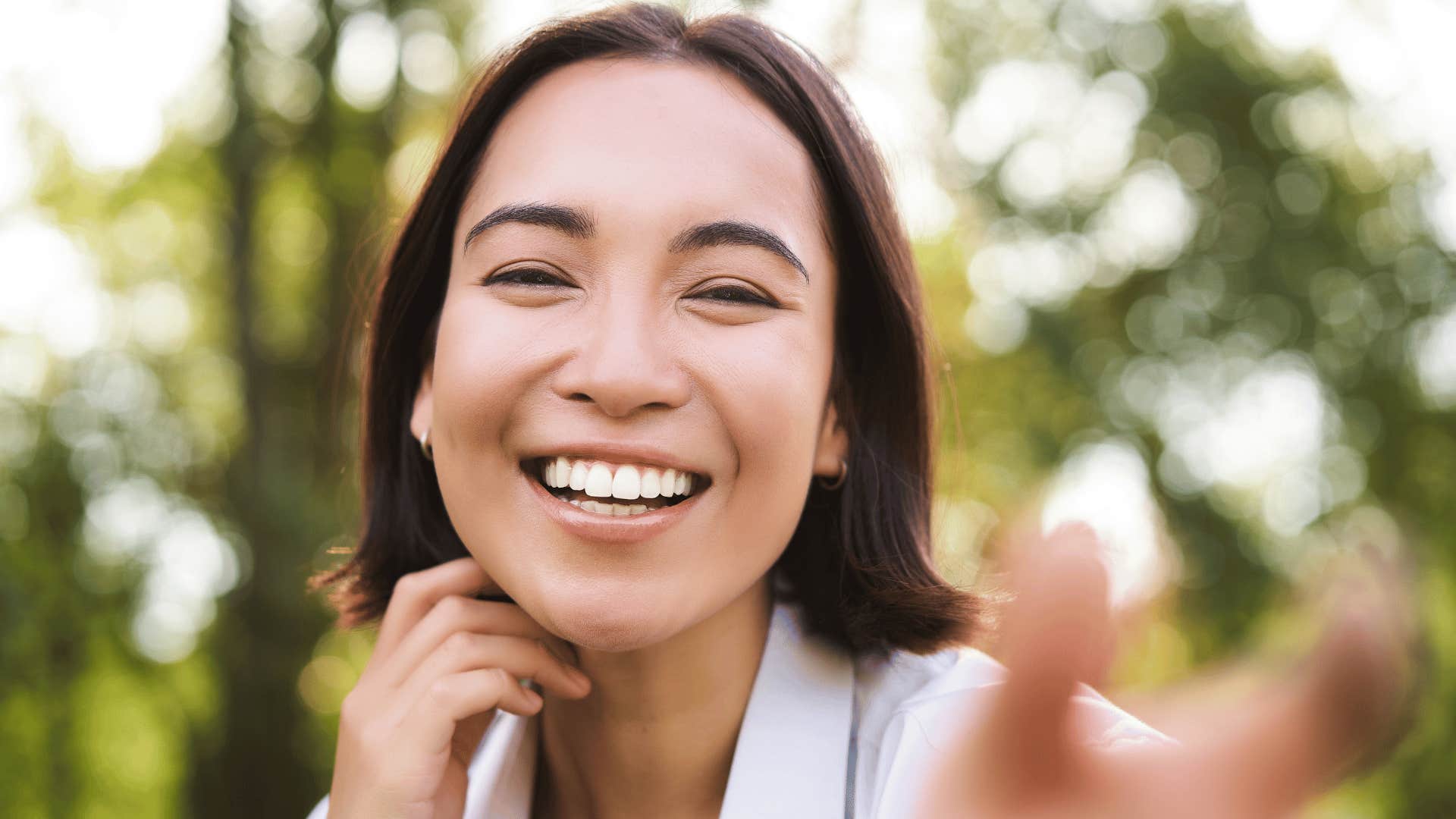 woman who grew up with little money and is comfortable delaying gratitude