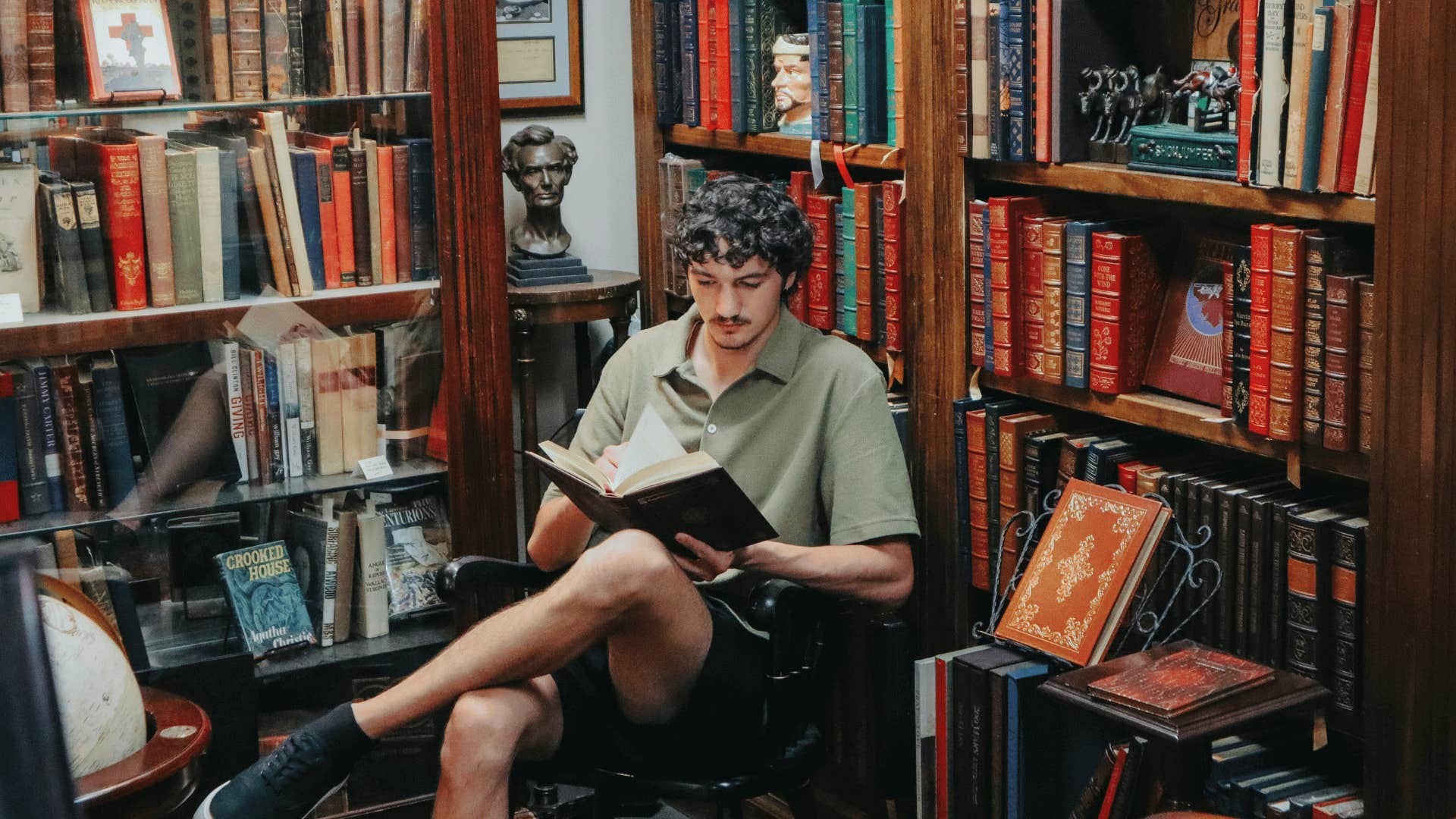 man building a world of details through books to improve memory