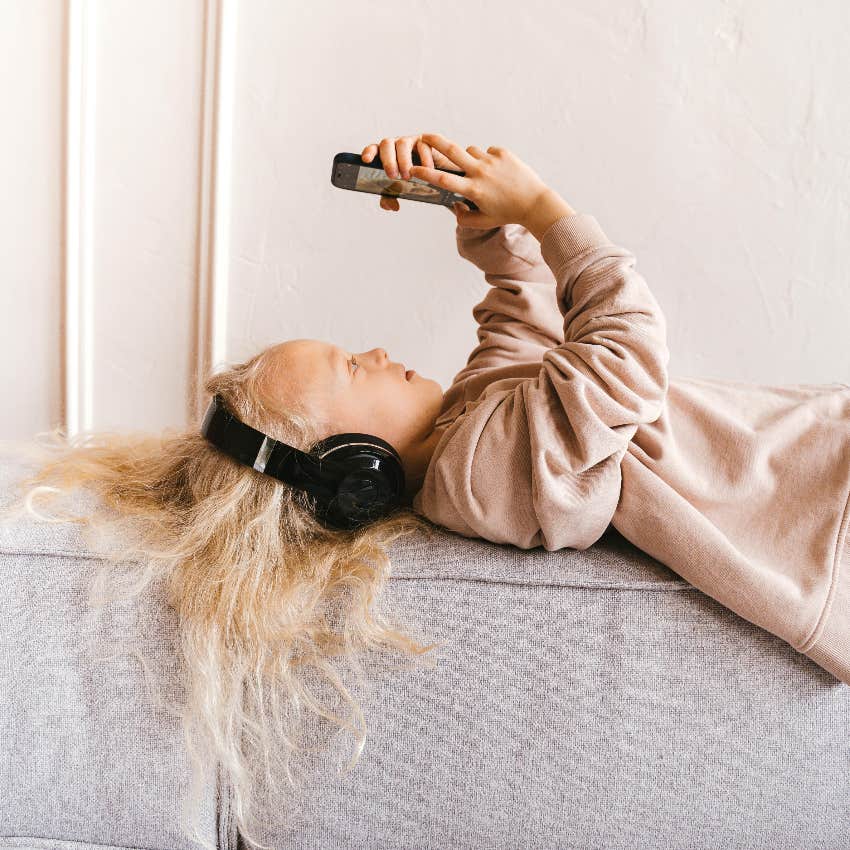 girl using smartphone when she is too young for it