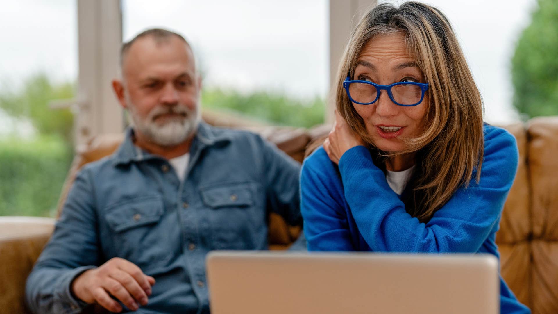woman who's easily distracted by random things during a conversation