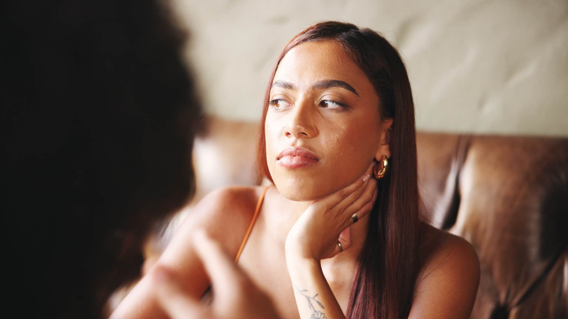 woman who can see through fake people not being swayed by charismatic person