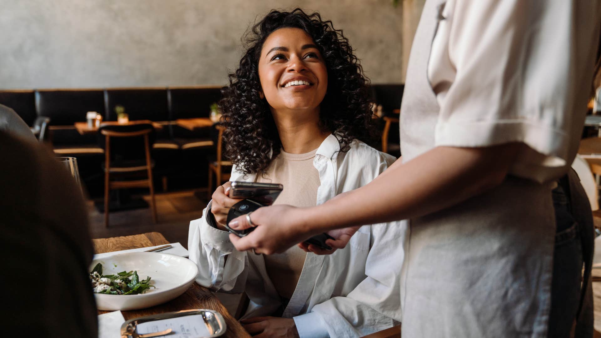 Woman who truly sees and appreciates others at a restaurant.